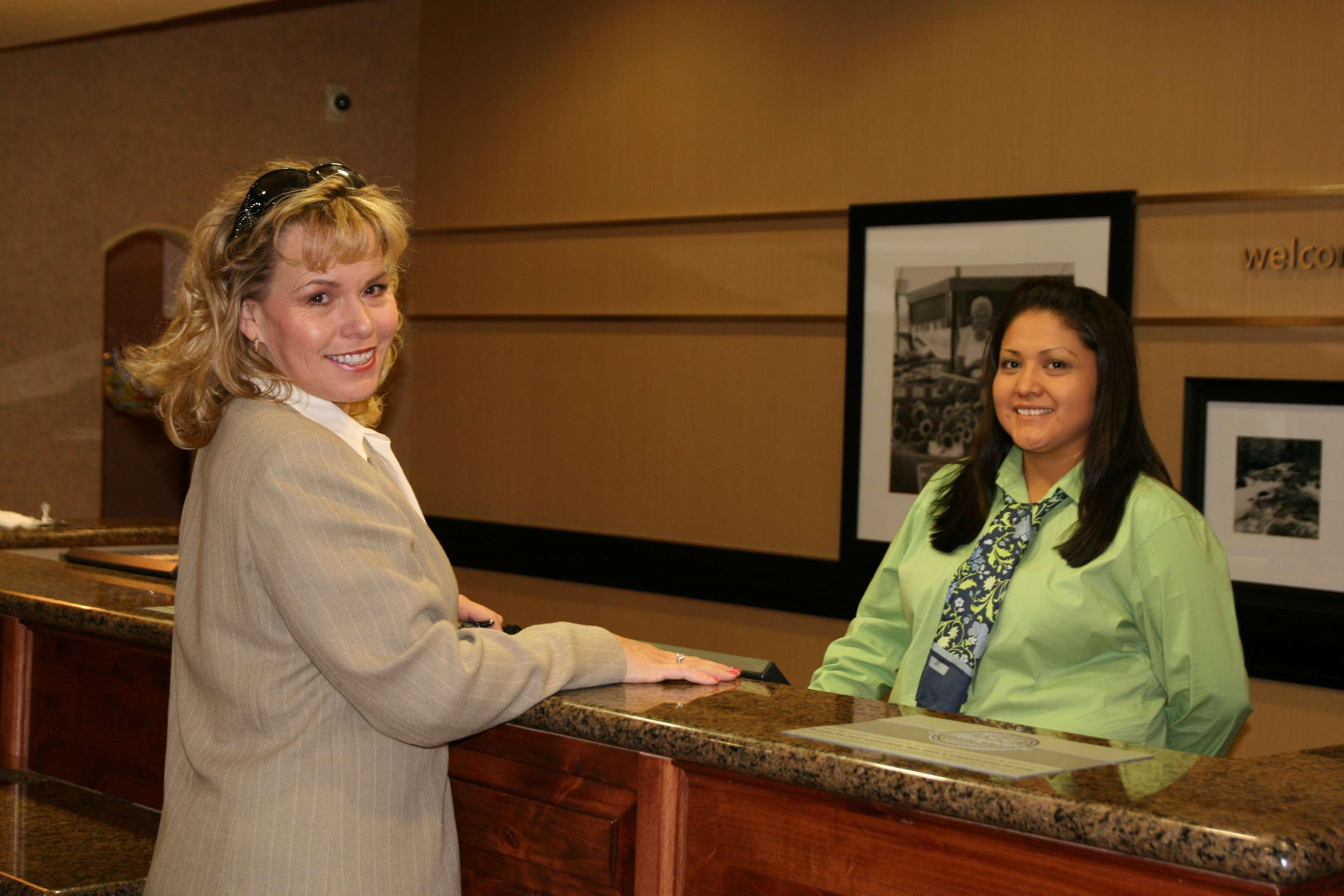 Hampton Inn & Suites Farmington Interior photo